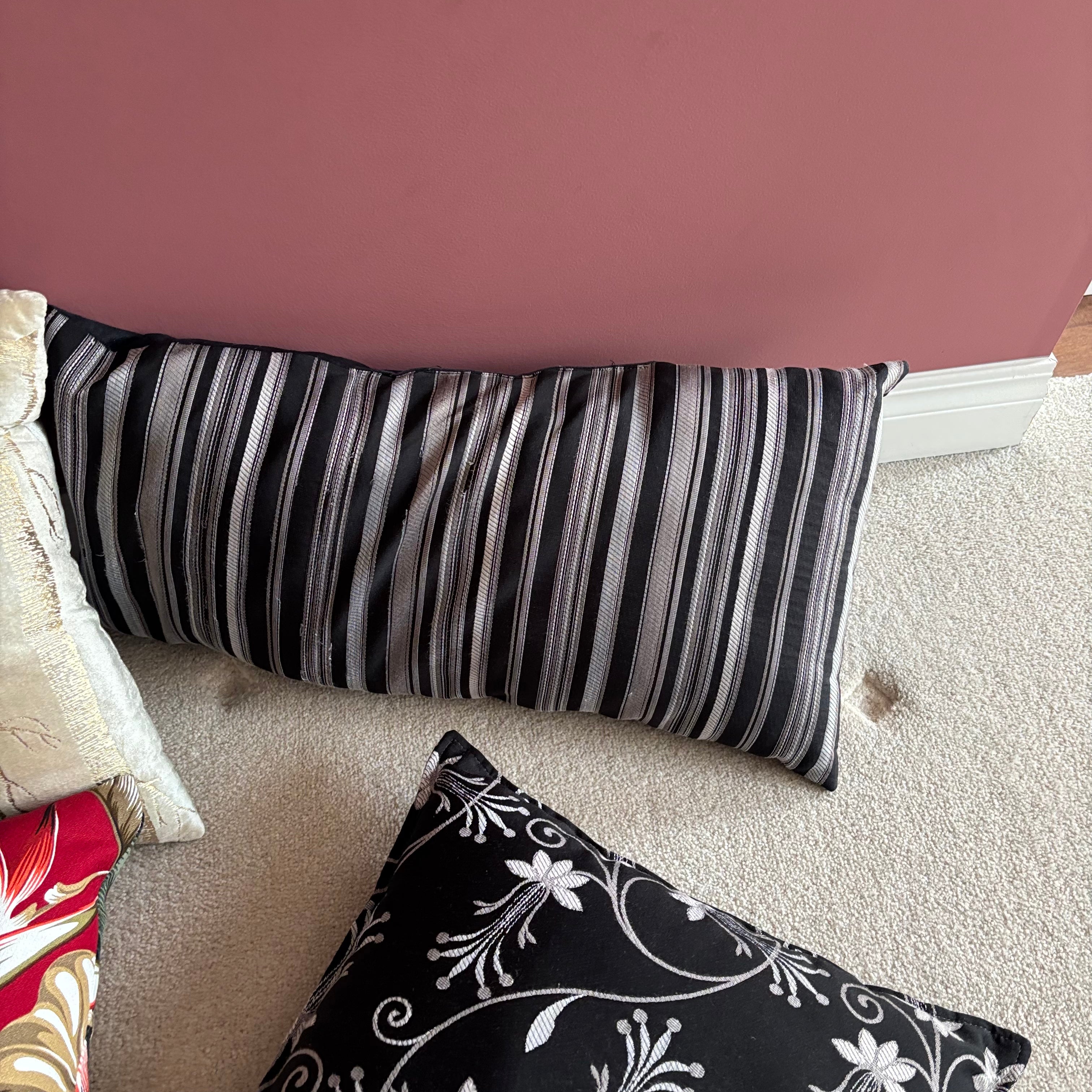 E751 Throw pillow grouping