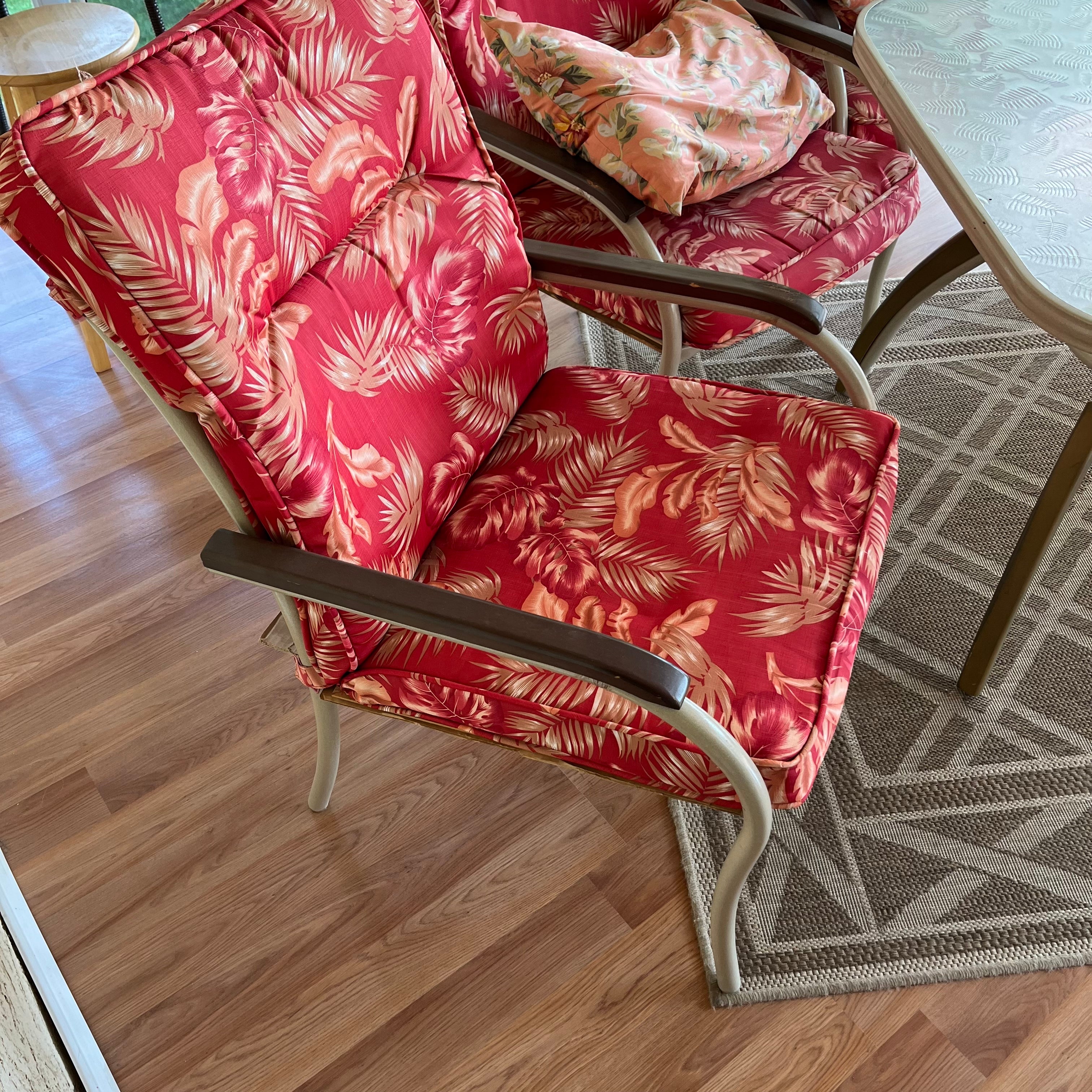F500 Patio table with six chairs, cushions and mat
