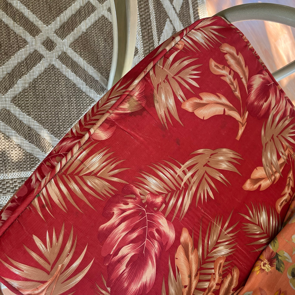 F500 Patio table with six chairs, cushions and mat