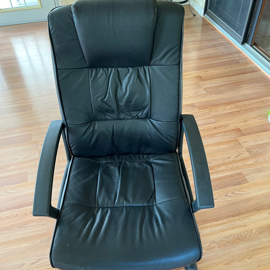 F505 Black leather wheeled office chair (small tear)