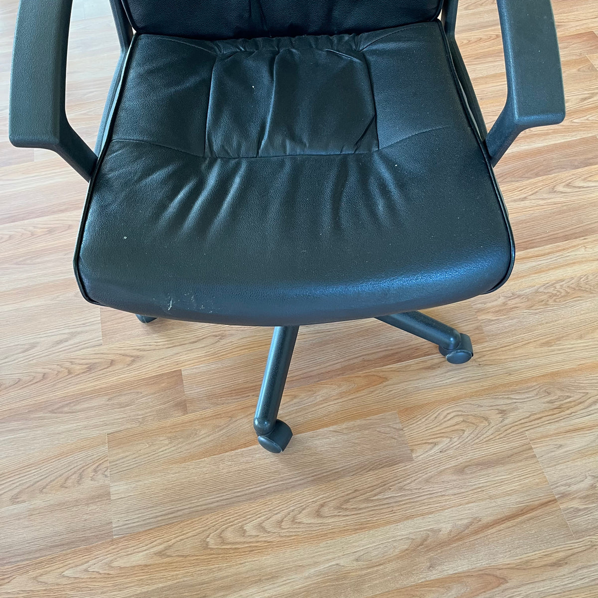 F505 Black leather wheeled office chair (small tear)