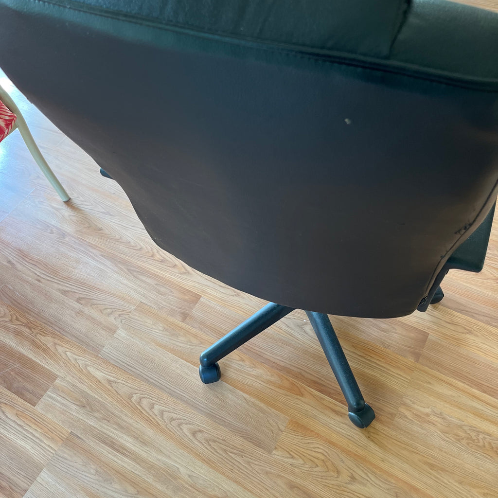 F505 Black leather wheeled office chair (small tear)