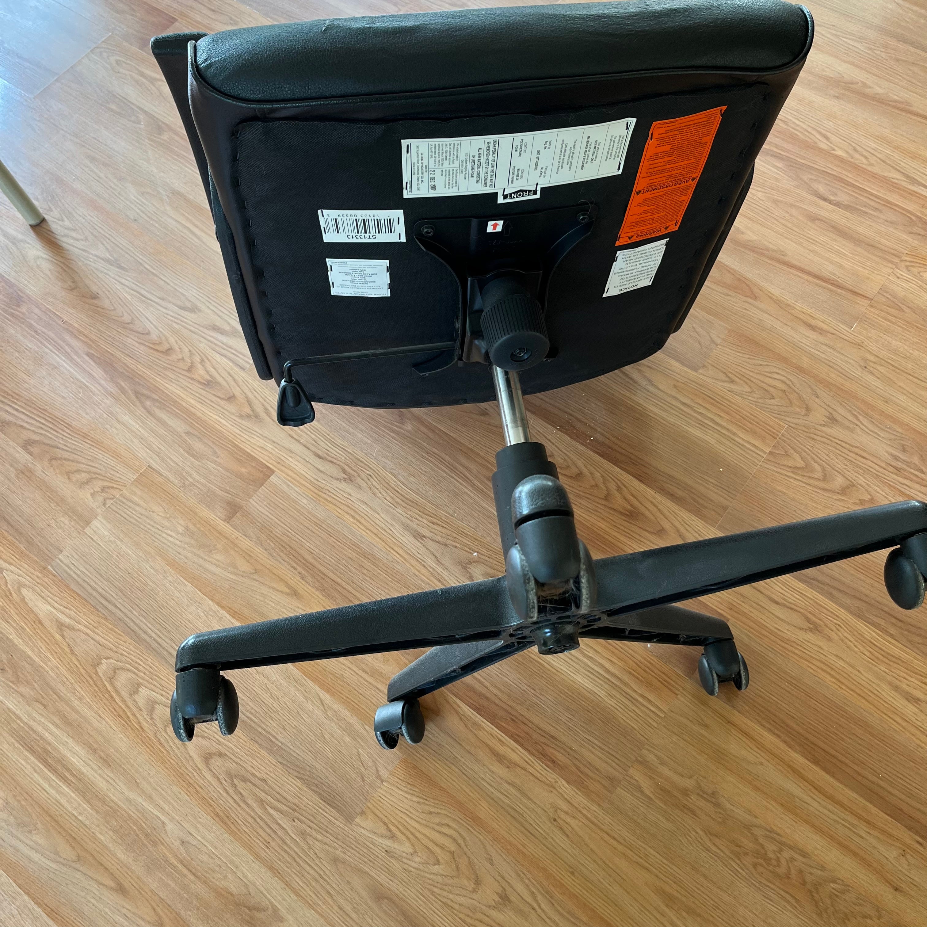F505 Black leather wheeled office chair (small tear)