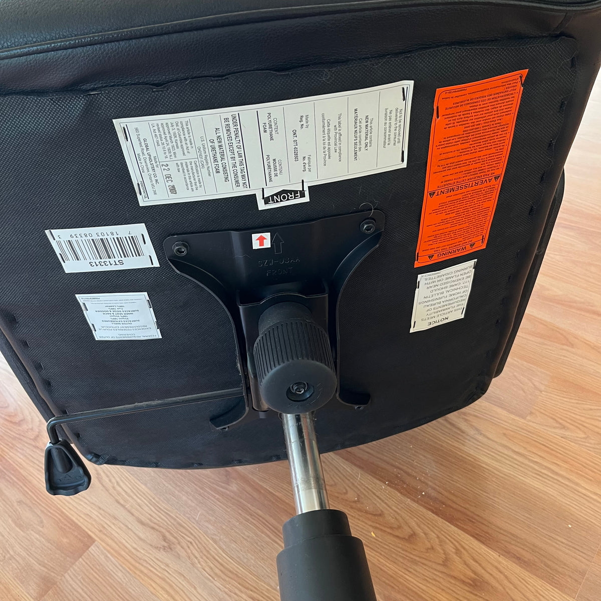 F505 Black leather wheeled office chair (small tear)