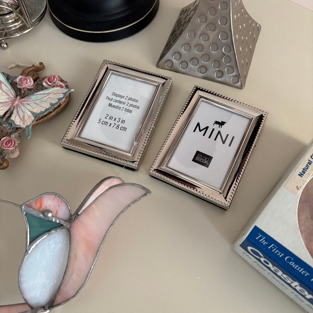 E764 Home Decor Grouping (candle stands and more)