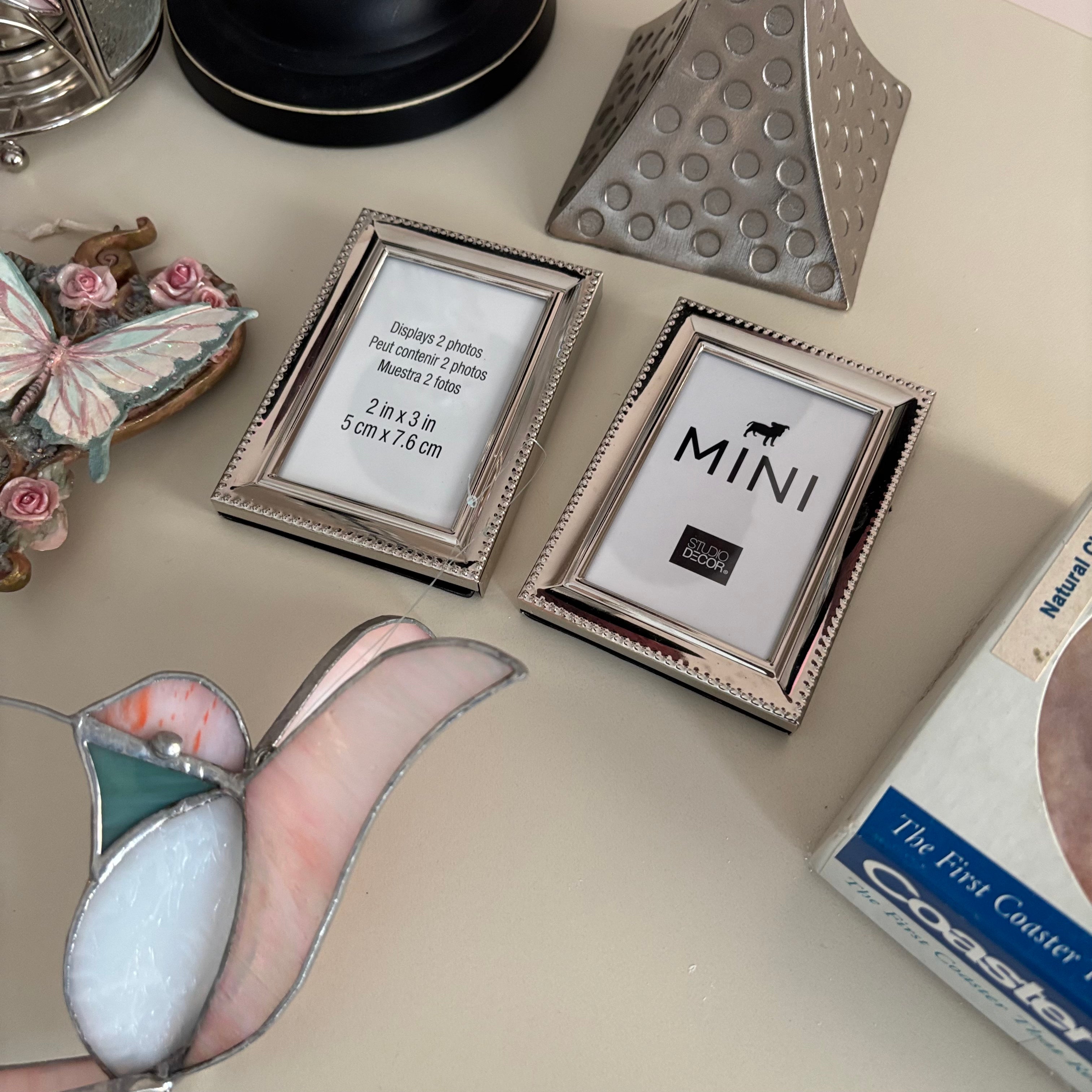 E764 Home Decor Grouping (candle stands and more)
