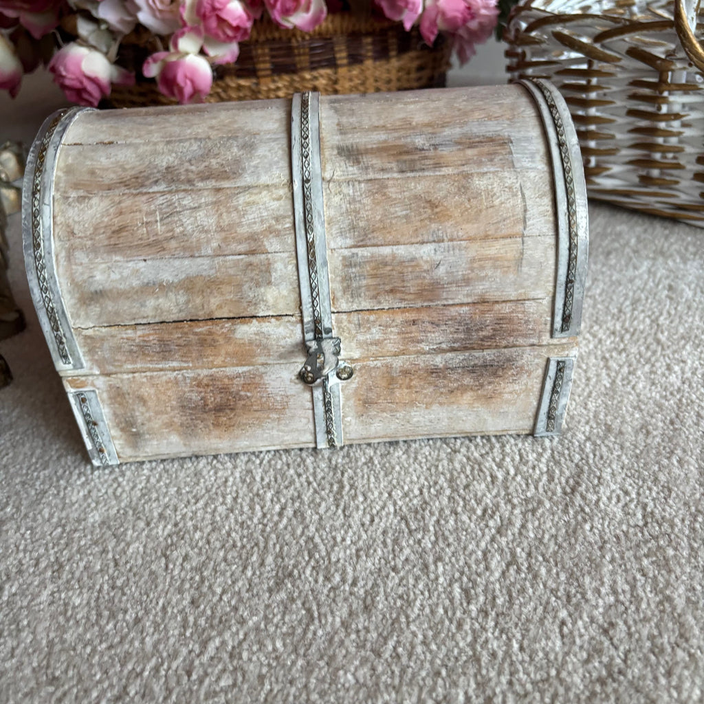 E766 Home Decor Grouping (basket and more)