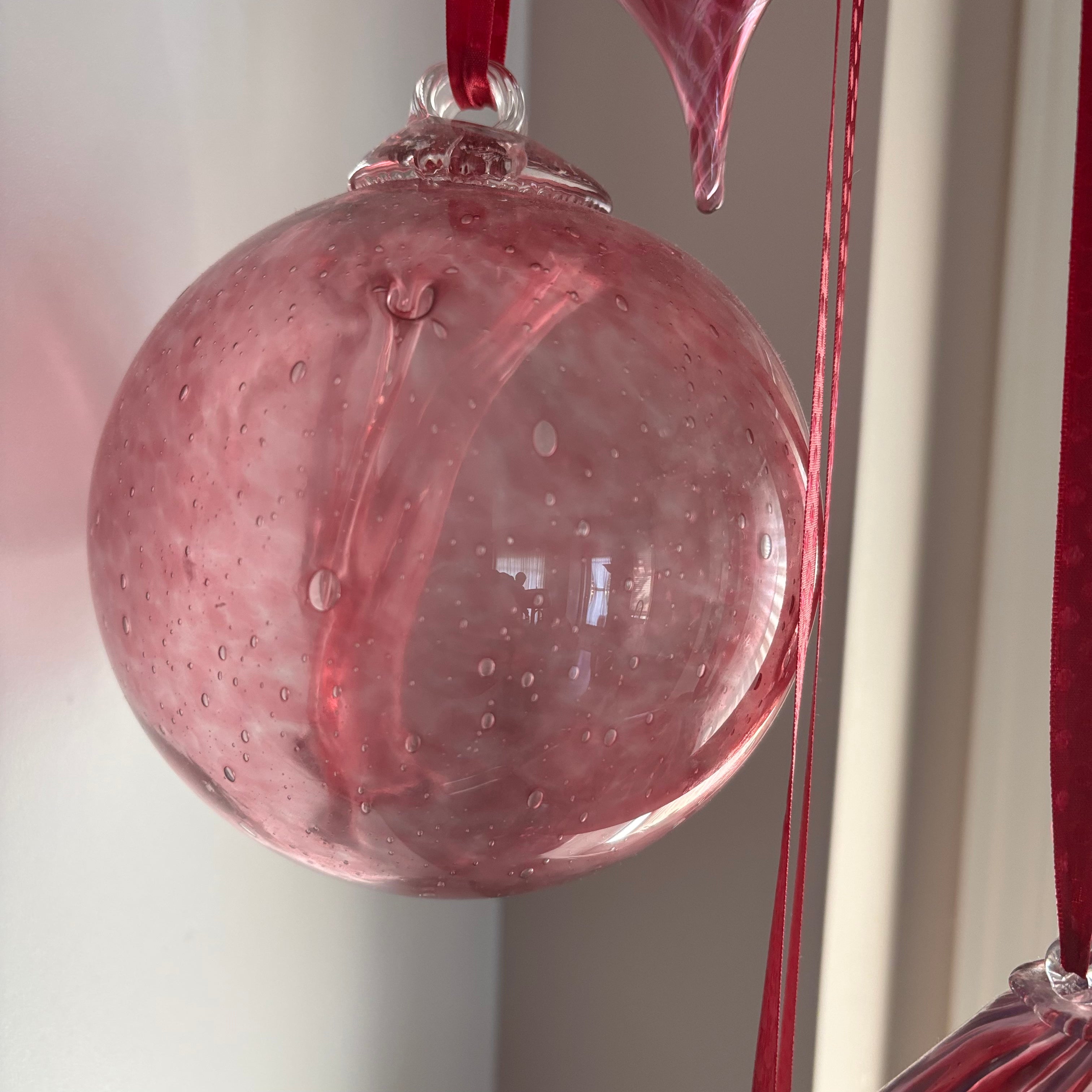 E770 Set of 4 pink hanging art glass orbs