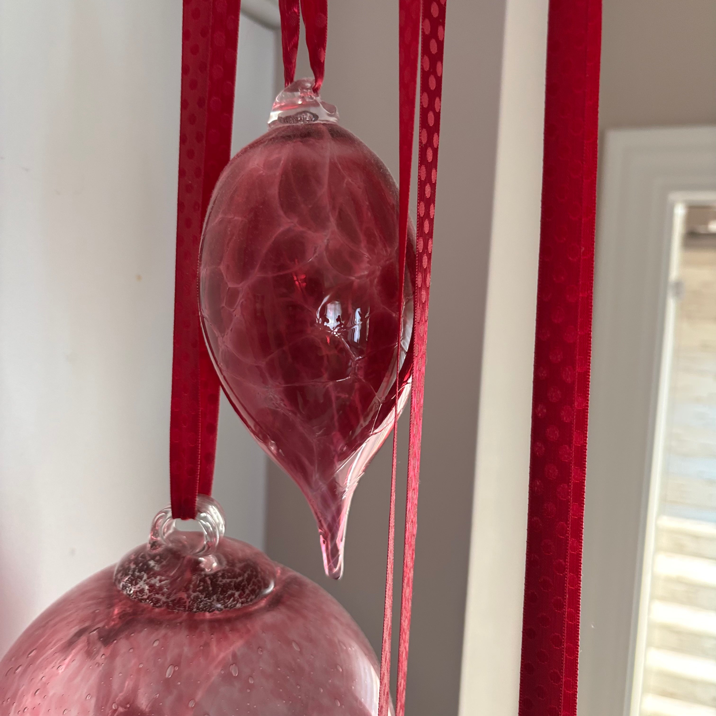 E770 Set of 4 pink hanging art glass orbs