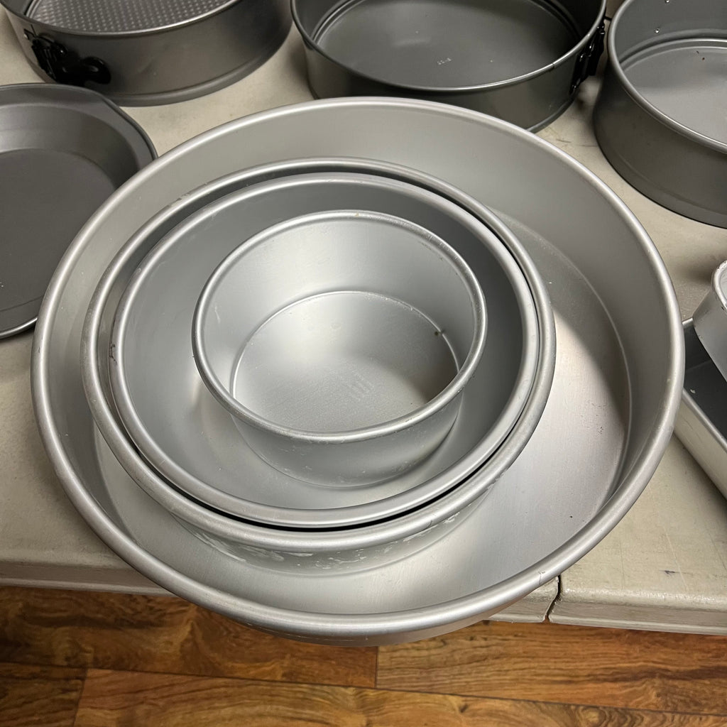 F524 Baking Grouping (cake pans and more)