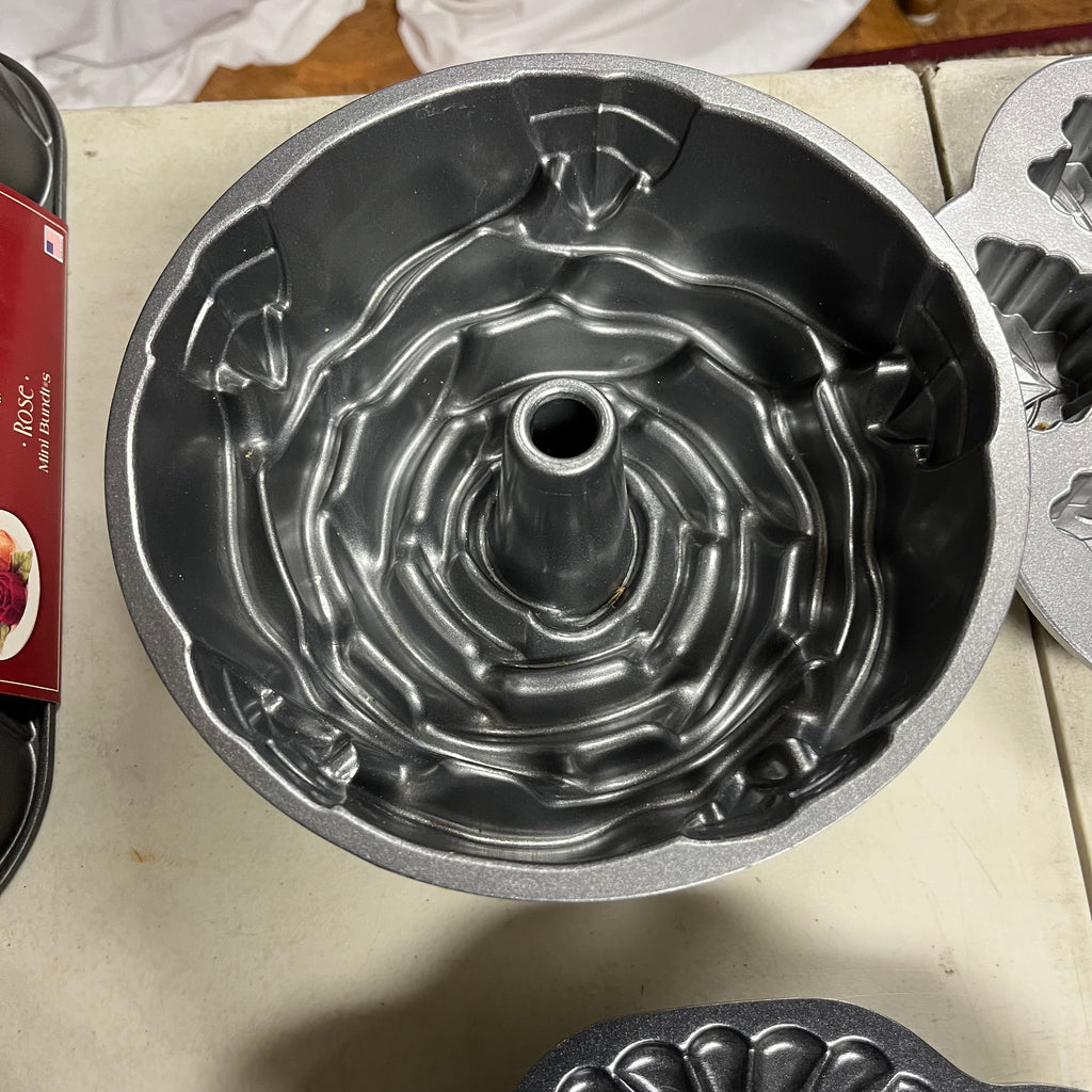 F526 Baking Grouping (bundt pan and more)
