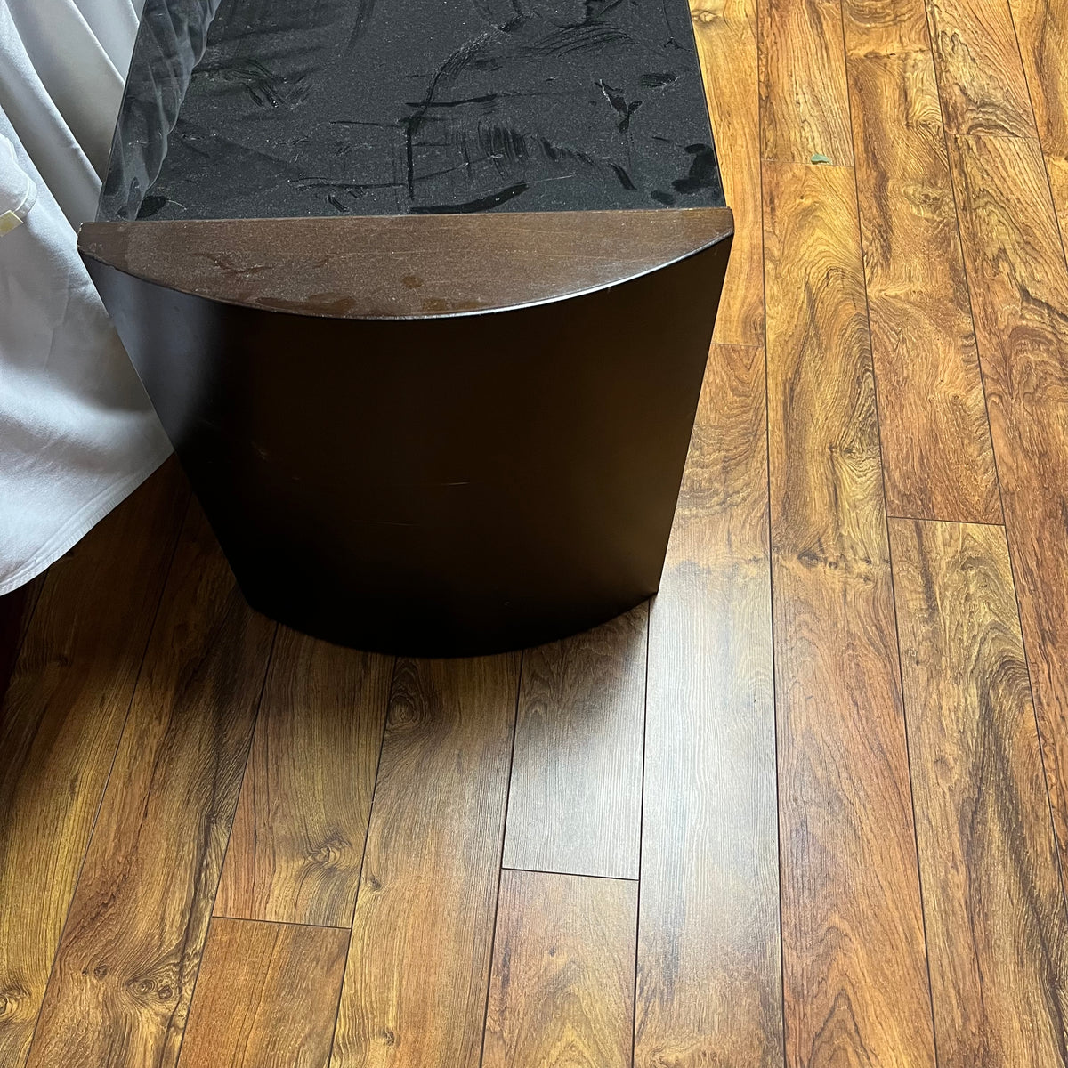 F532 Black glass and wood entertainment/tv stand