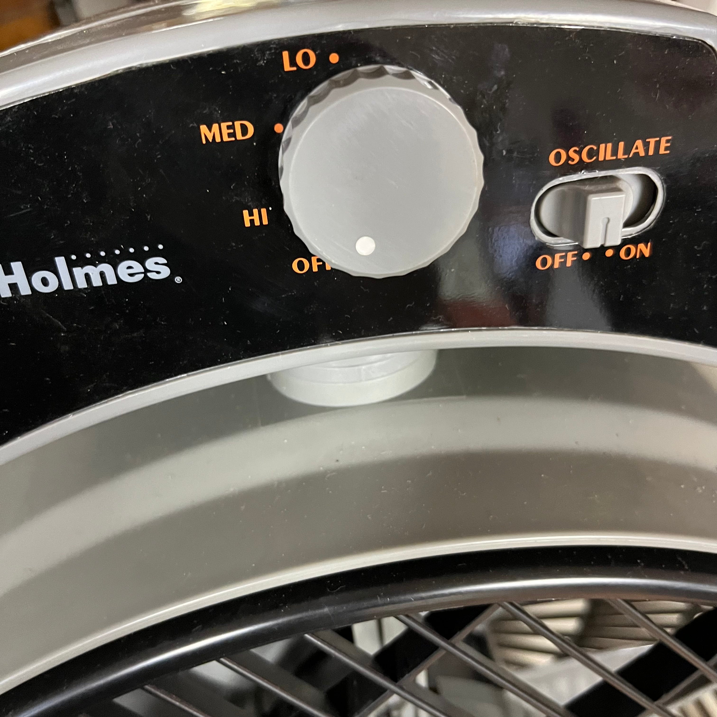 F537 Holmes table fan
