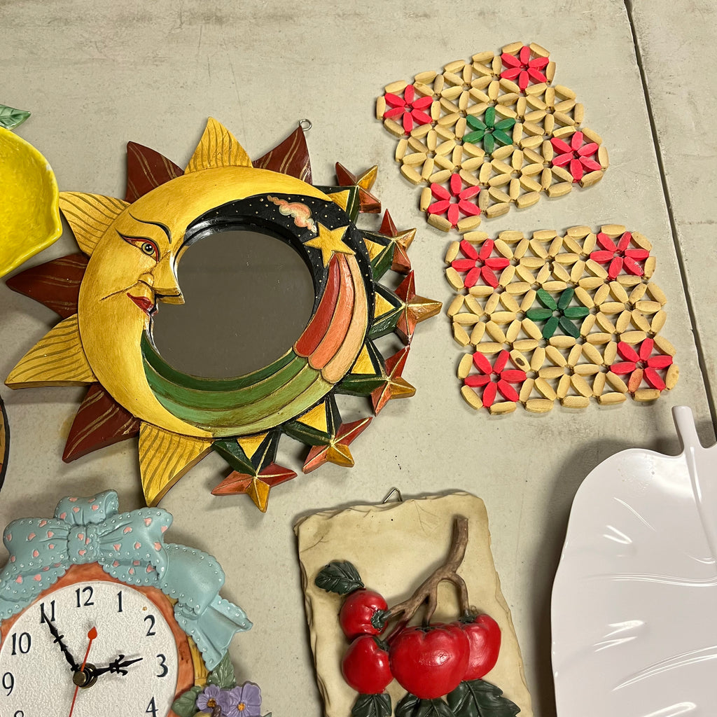 F540 Kitchen Decor Grouping (wall plaques and more)