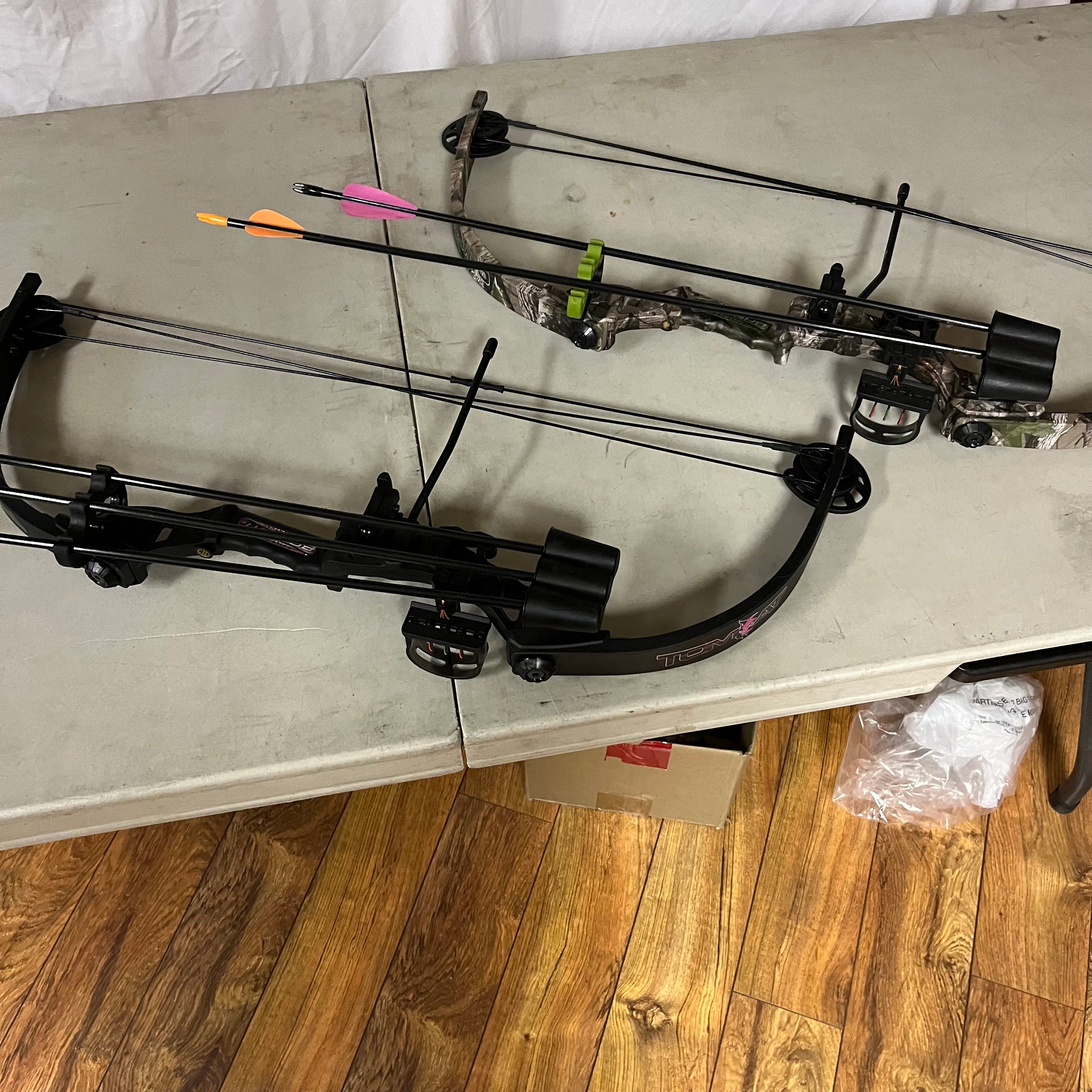 F542 Set of 2 compound bows with arrows