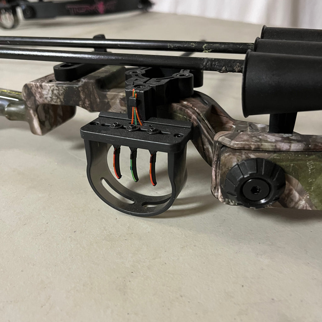 F542 Set of 2 compound bows with arrows
