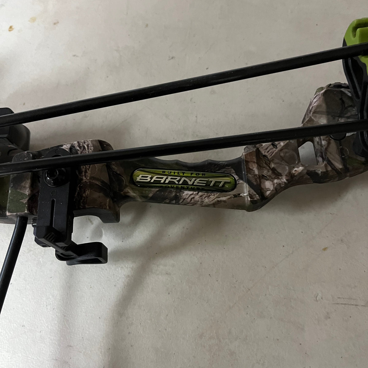 F542 Set of 2 compound bows with arrows