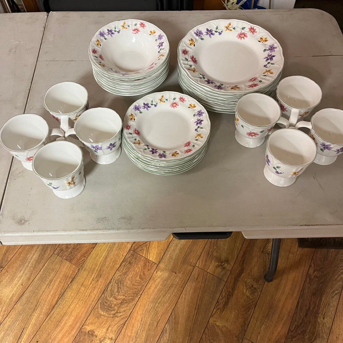F547 32 Piece Gibson cottage style dinnerware grouping