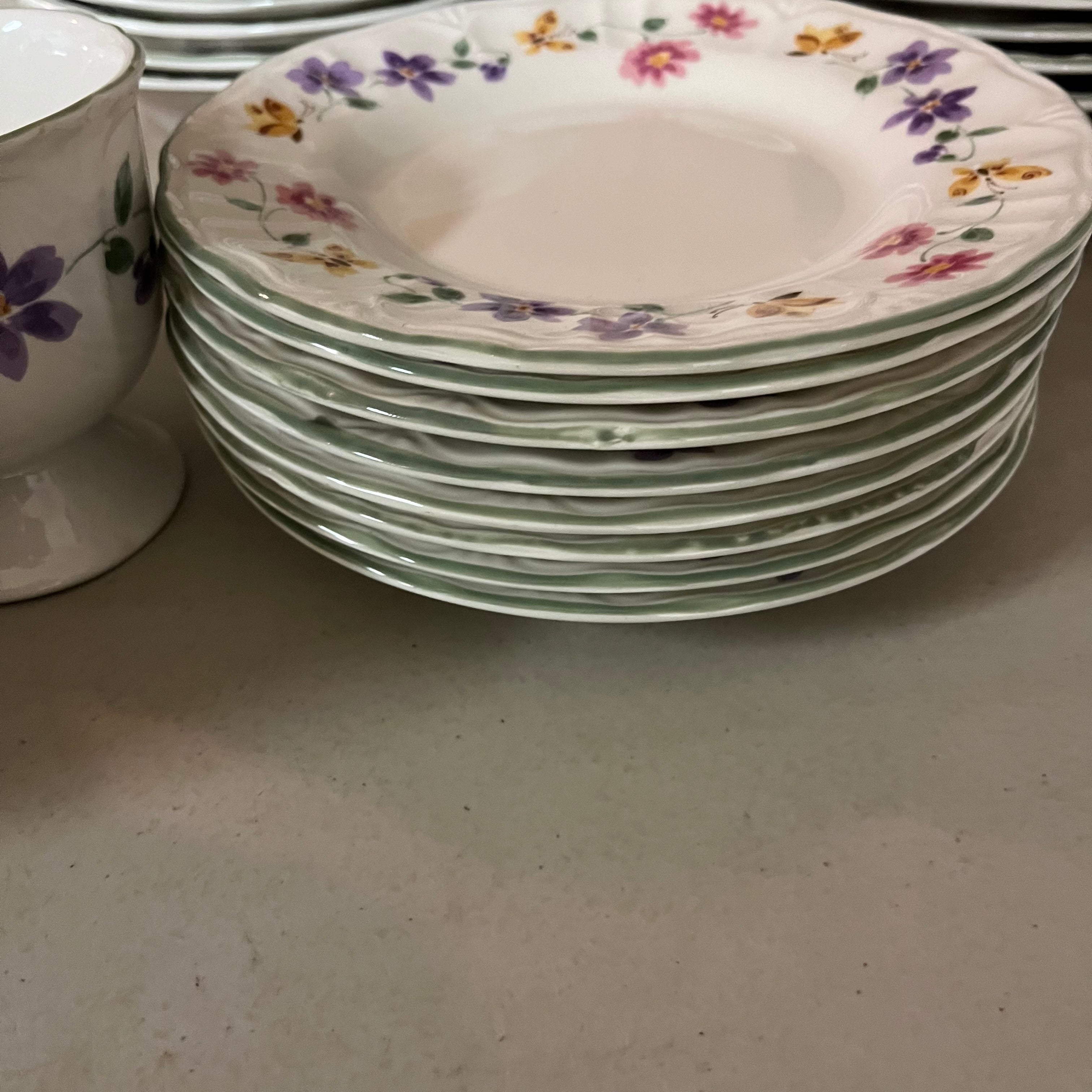 F547 32 Piece Gibson cottage style dinnerware grouping