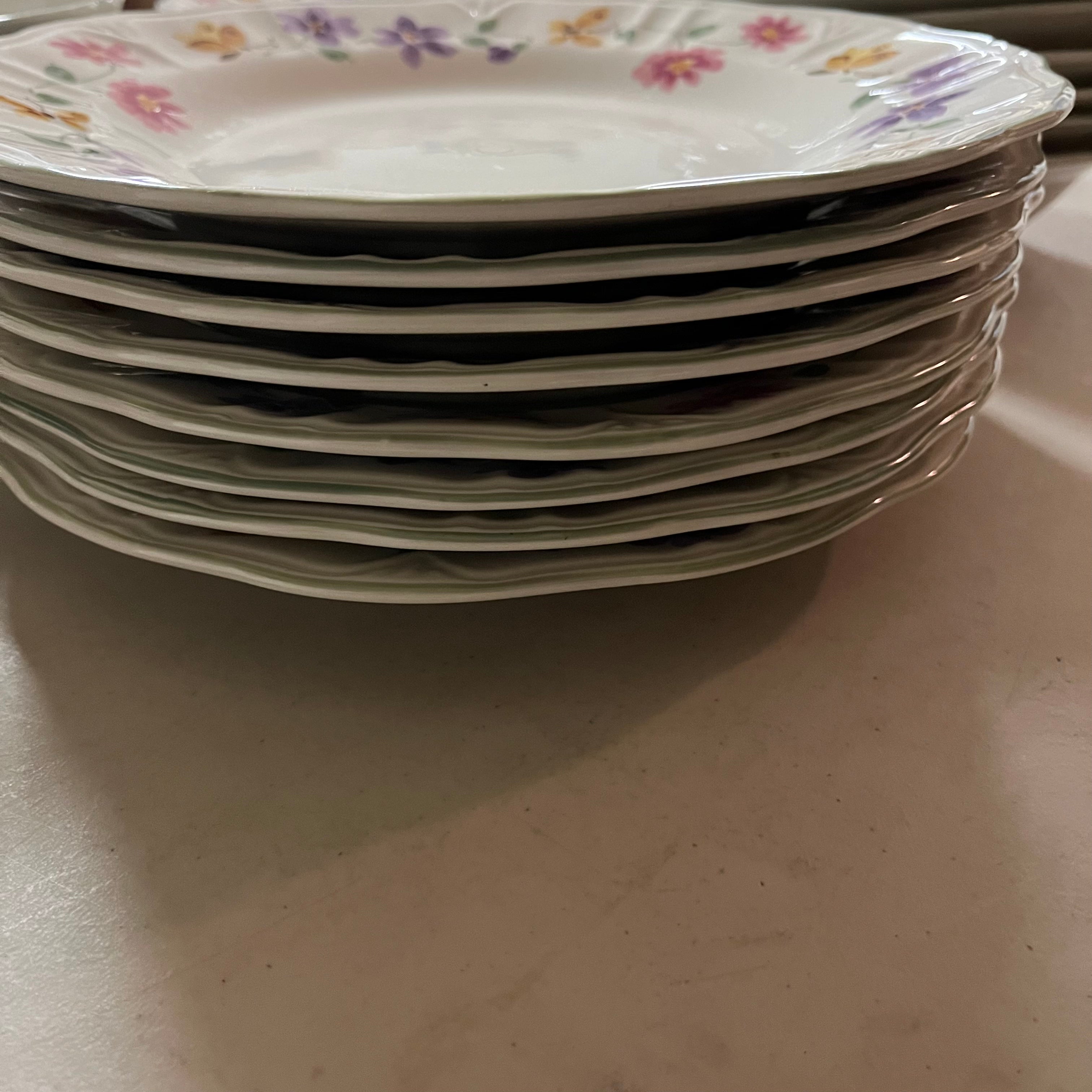 F547 32 Piece Gibson cottage style dinnerware grouping