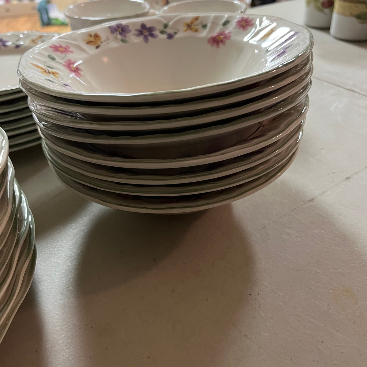 F547 32 Piece Gibson cottage style dinnerware grouping