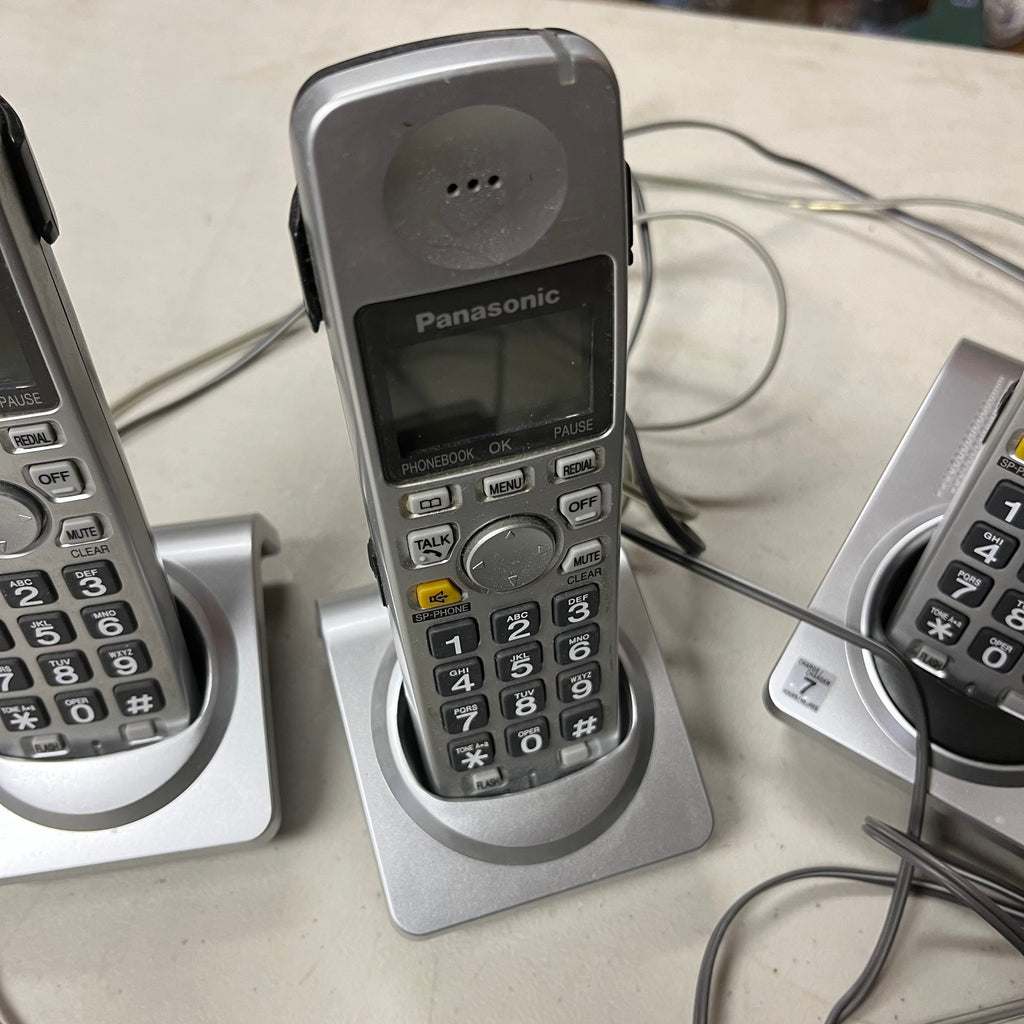 F561 Cordless phone set with two extra bases