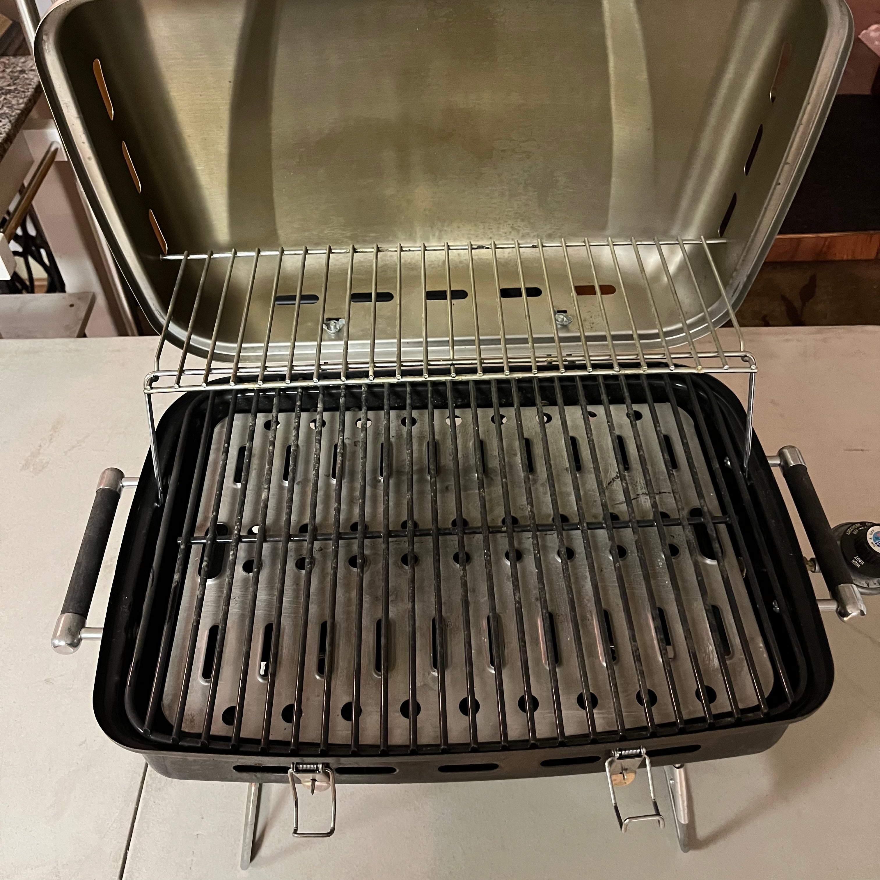 F566 Stainless steel portable gas grill (table not included)