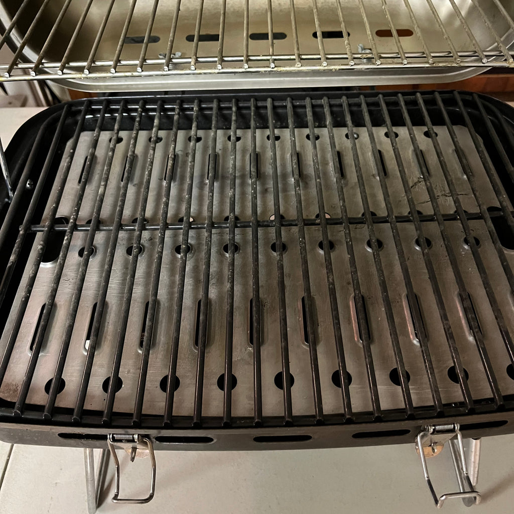 F566 Stainless steel portable gas grill (table not included)
