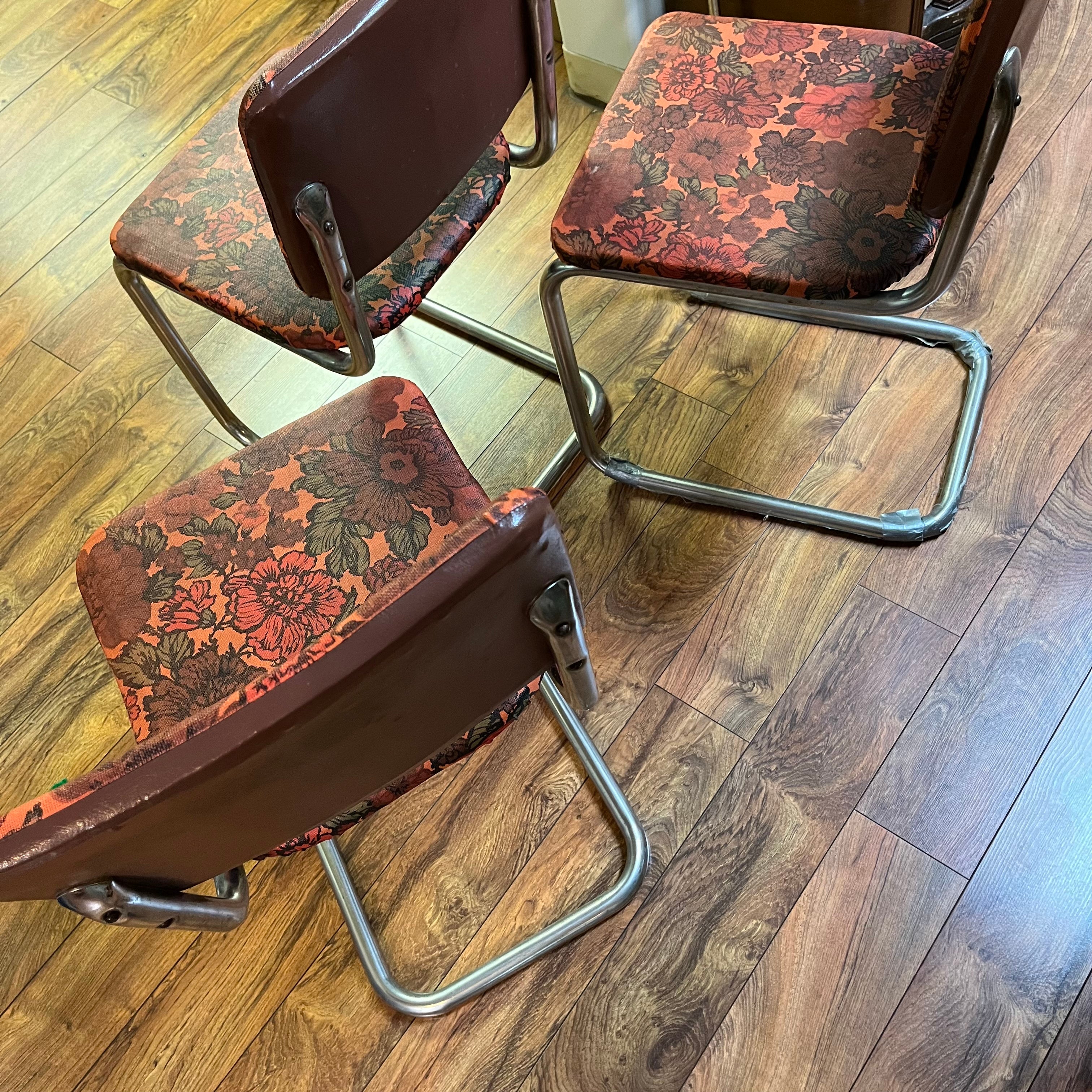 F567 Set of 3 vintage metal chairs with floral vinyl