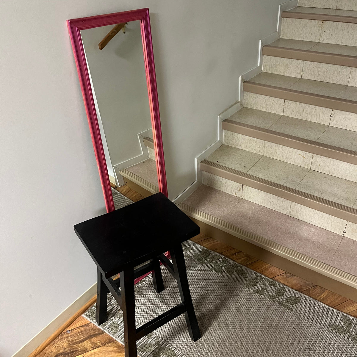 F578 Home Decor Grouping (stool and plastic framed wall mirror)