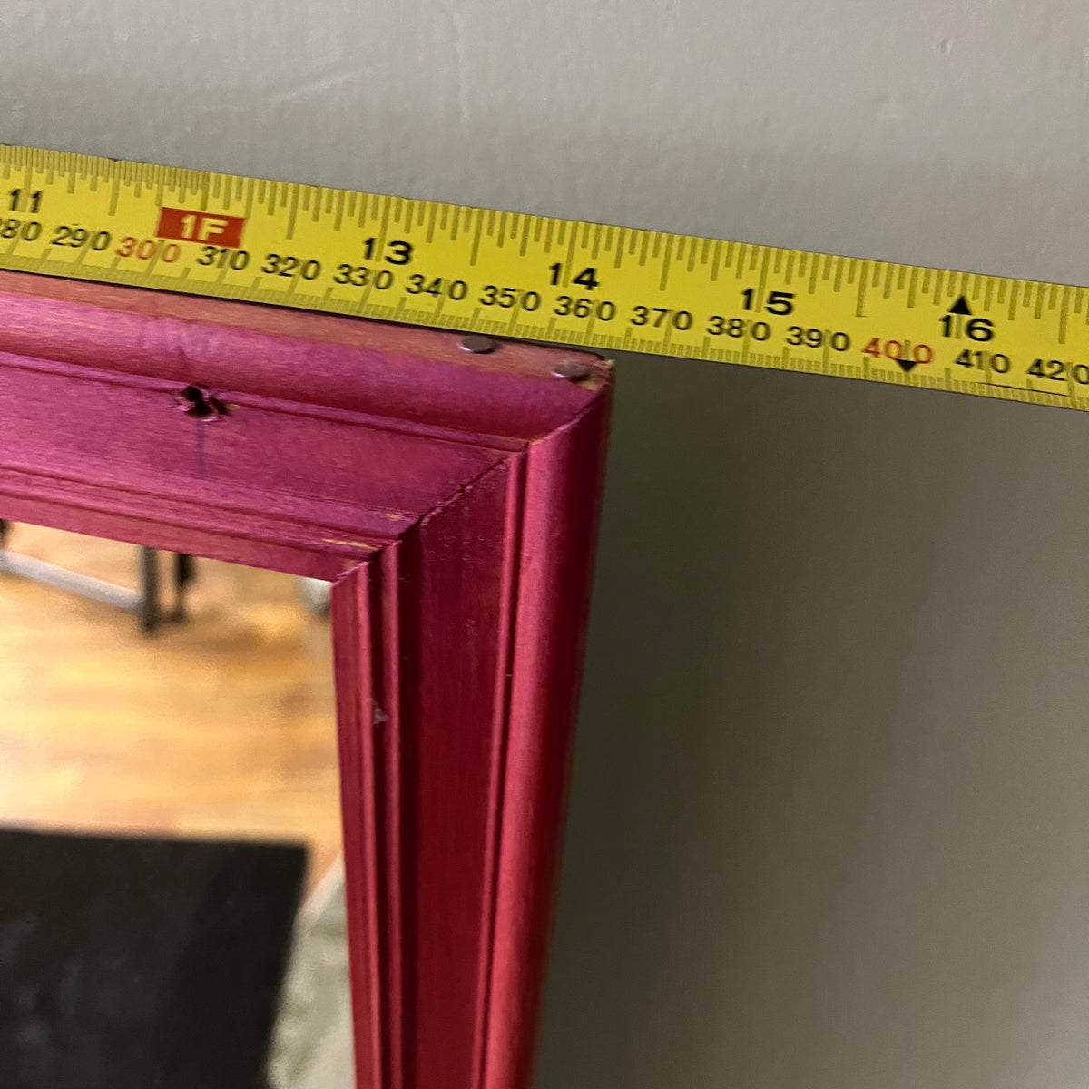 F578 Home Decor Grouping (stool and plastic framed wall mirror)