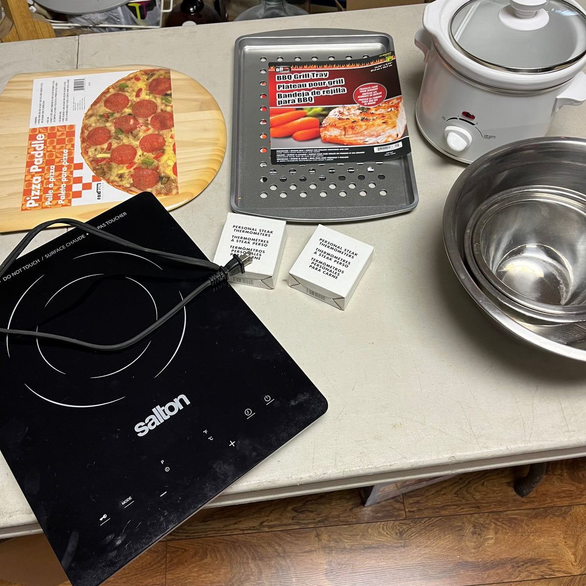 F580 Kitchen Grouping (Salton hot plate, mini crock pot and more)