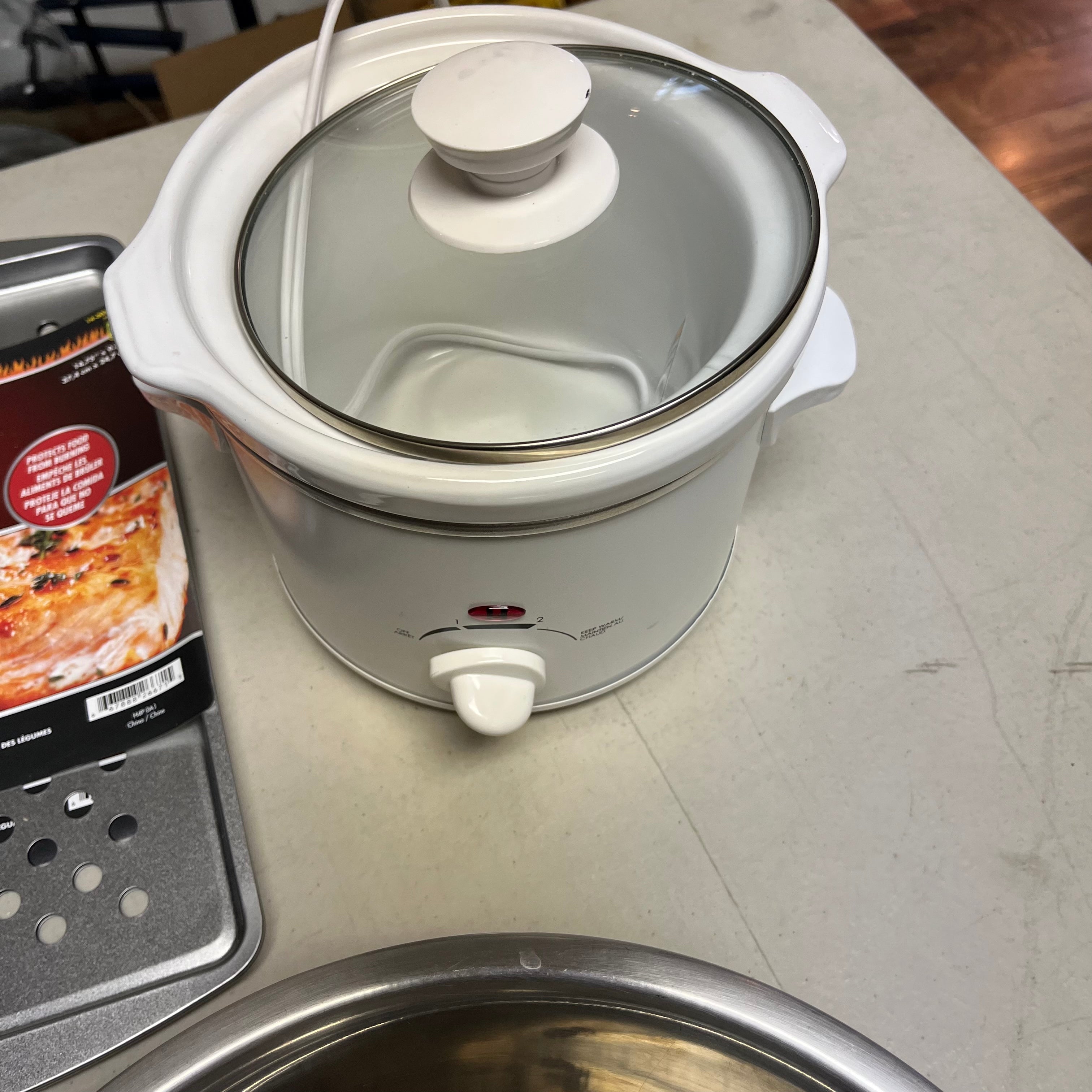 F580 Kitchen Grouping (Salton hot plate, mini crock pot and more)