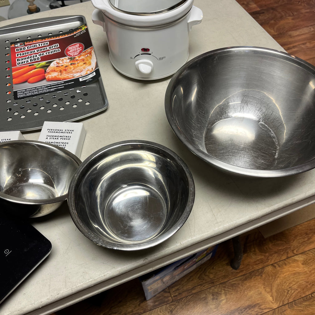 F580 Kitchen Grouping (Salton hot plate, mini crock pot and more)