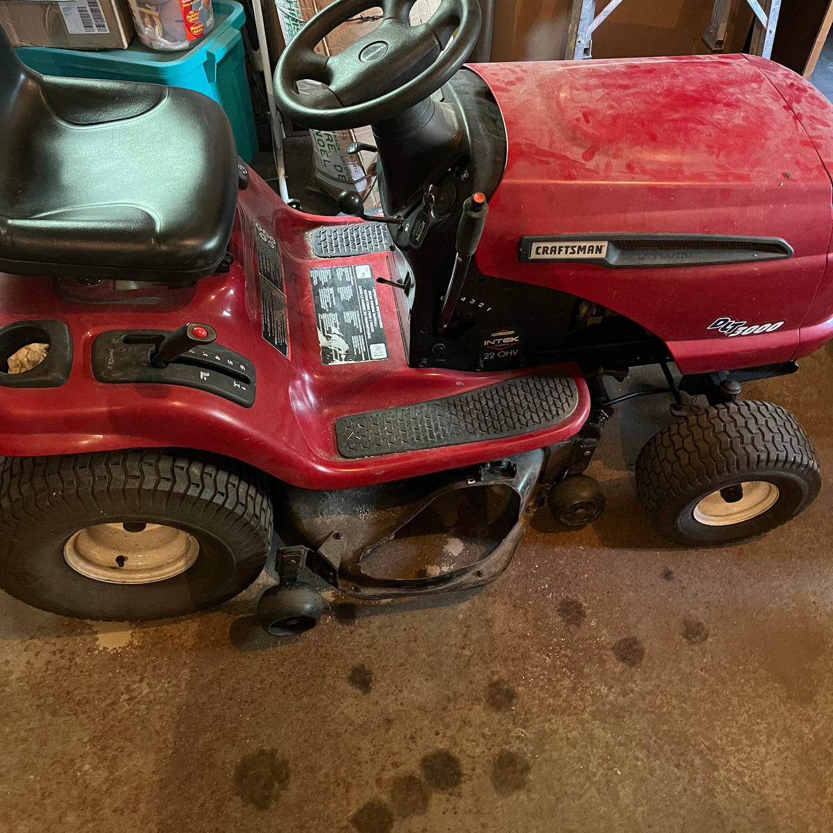 F585 Briggs & Stratton Intek twin OHV ride on tractor/mower(**tractor is driveable but lawn mower not working)