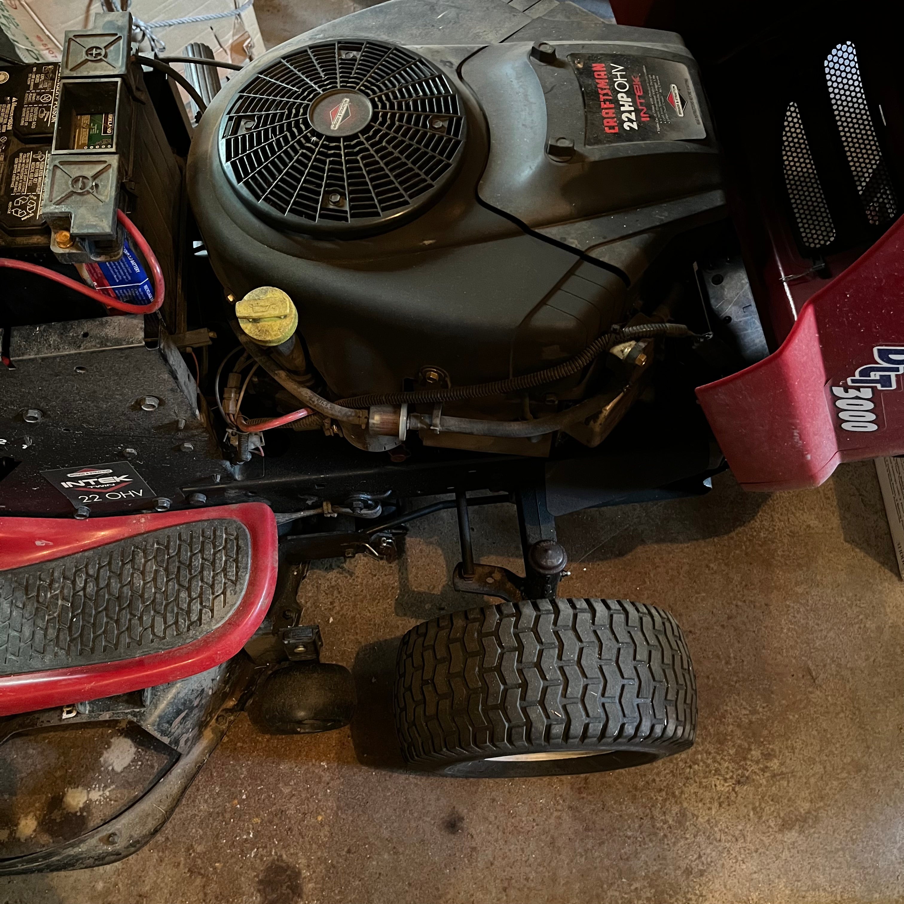 F585 Briggs & Stratton Intek twin OHV ride on tractor/mower(**tractor is driveable but lawn mower not working)
