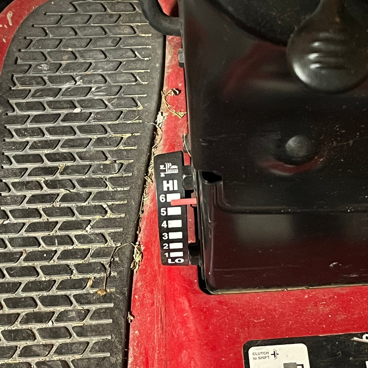 F585 Briggs & Stratton Intek twin OHV ride on tractor/mower(**tractor is driveable but lawn mower not working)