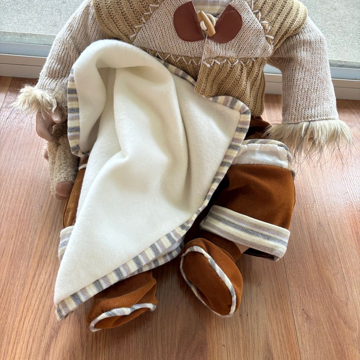 F101 Vintage Vanessa Ricardo porcelain doll with blanket