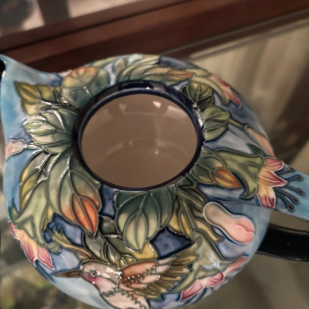 F110 Benaya hummingbird teapot and tea cup and saucer