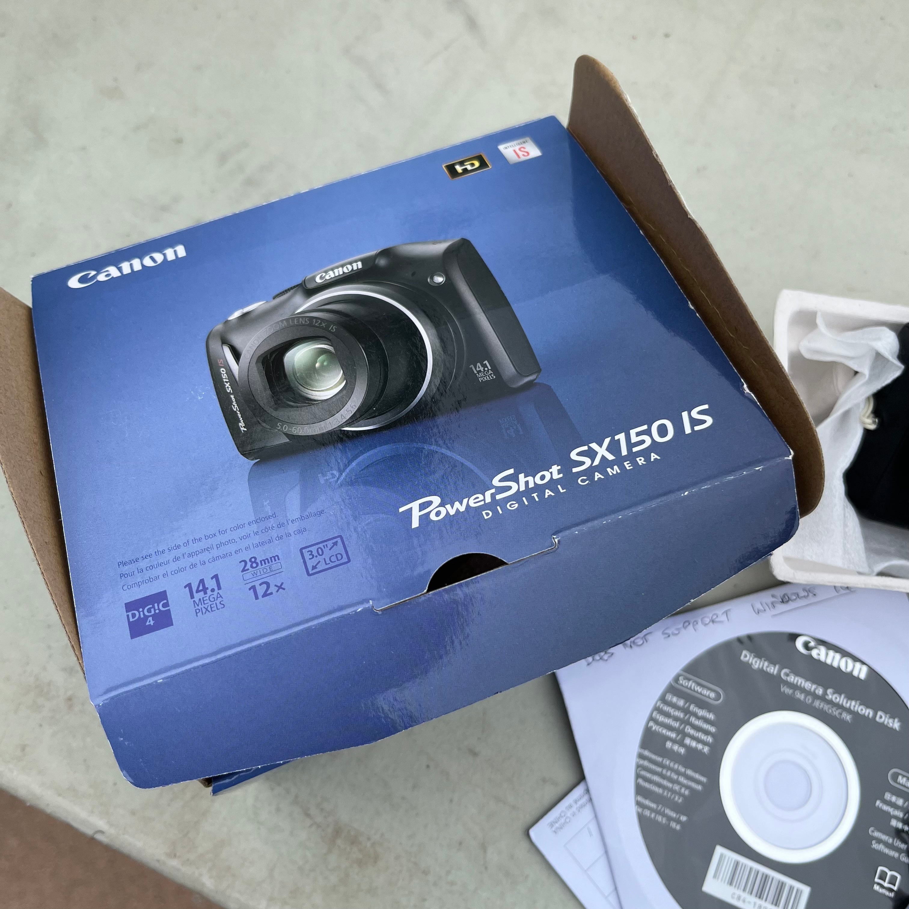 D677 Vintage Canon Powershot 5X150IS and accessories