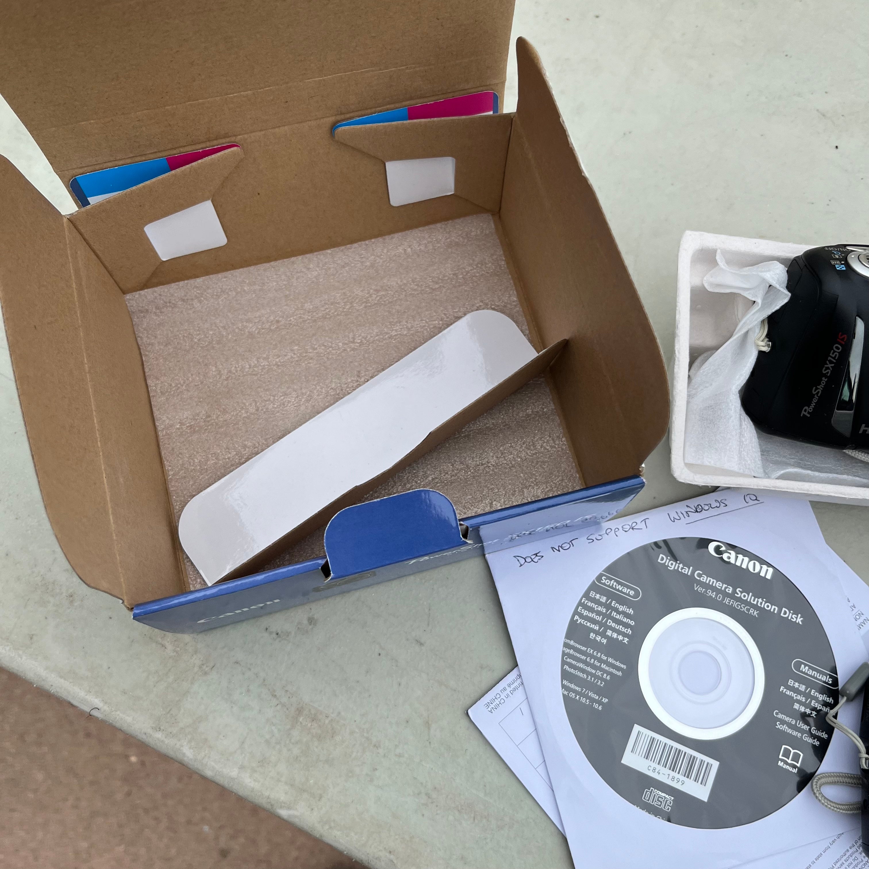 D677 Vintage Canon Powershot 5X150IS and accessories