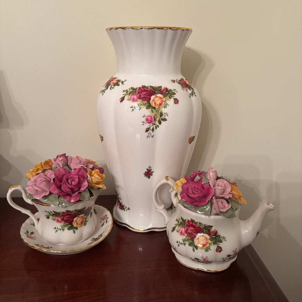F112 Royal Albert Country Roses China Grouping (vase and tea cups)