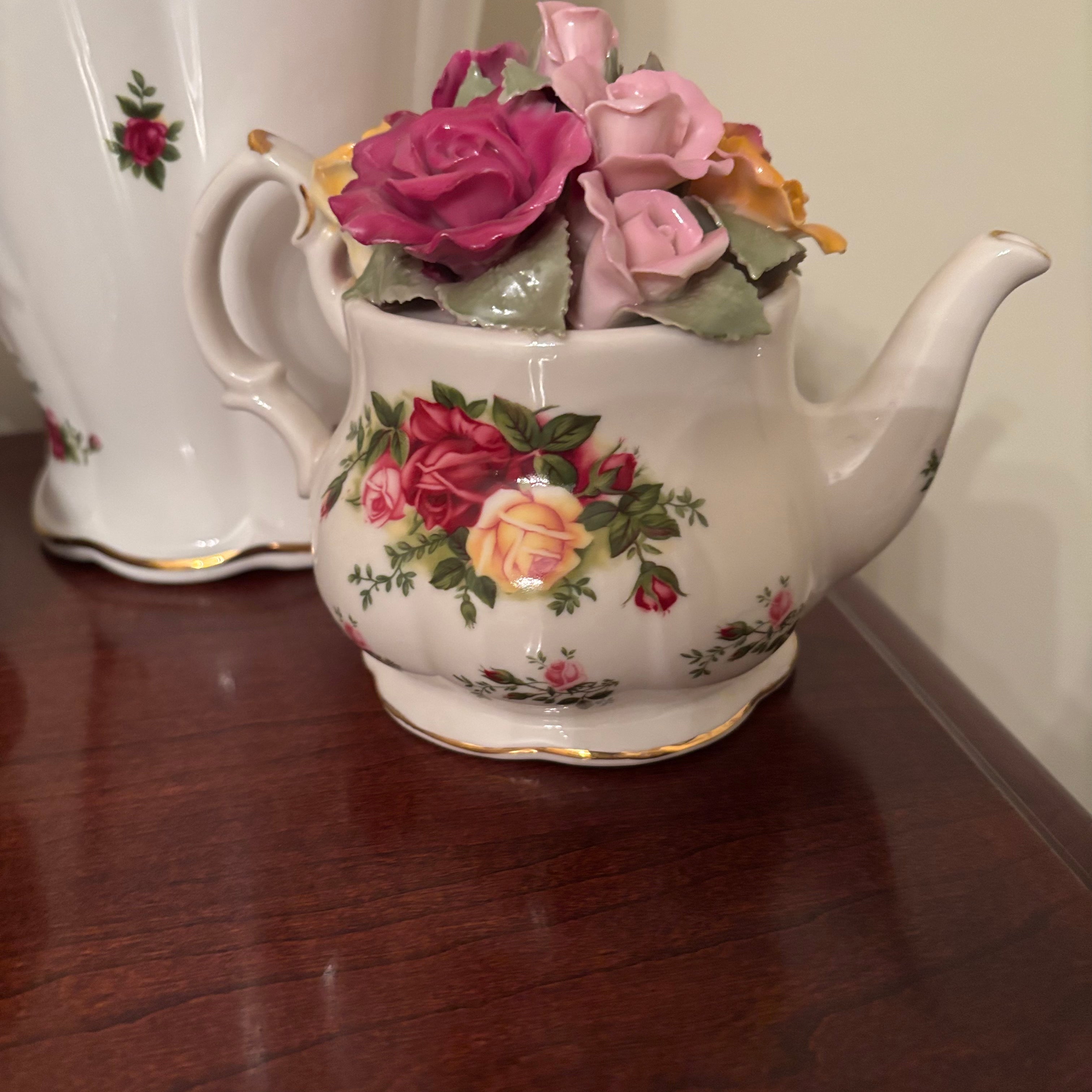 F112 Royal Albert Country Roses China Grouping (vase and tea cups)