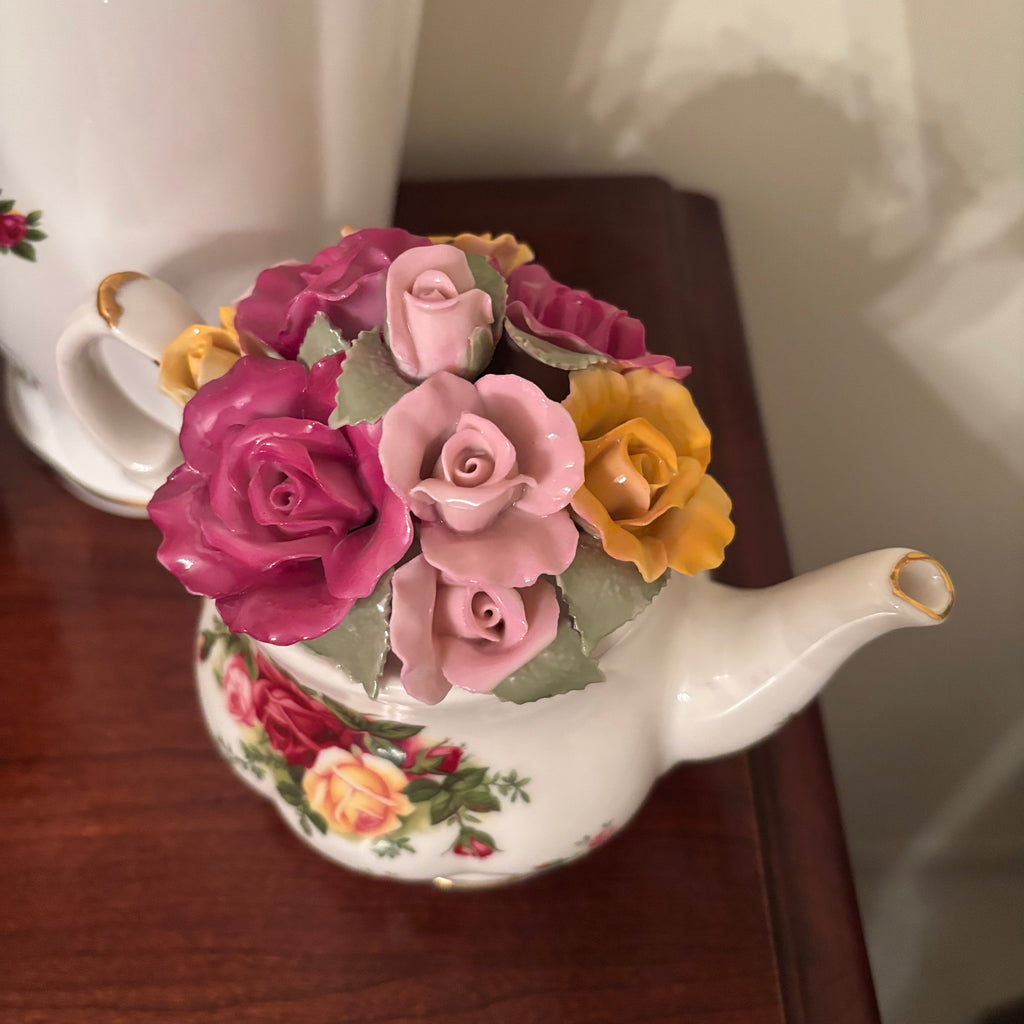 F112 Royal Albert Country Roses China Grouping (vase and tea cups)