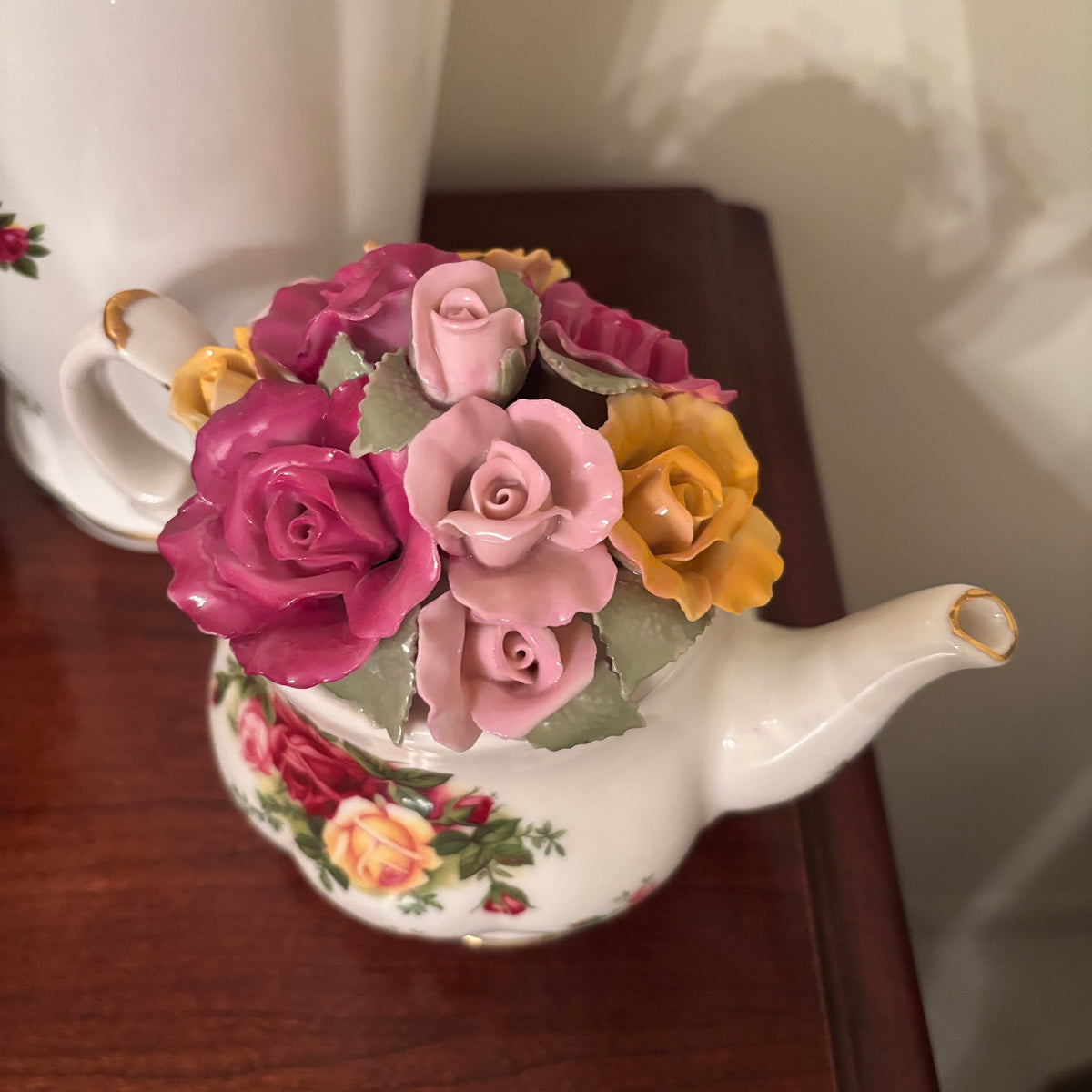 F112 Royal Albert Country Roses China Grouping (vase and tea cups)