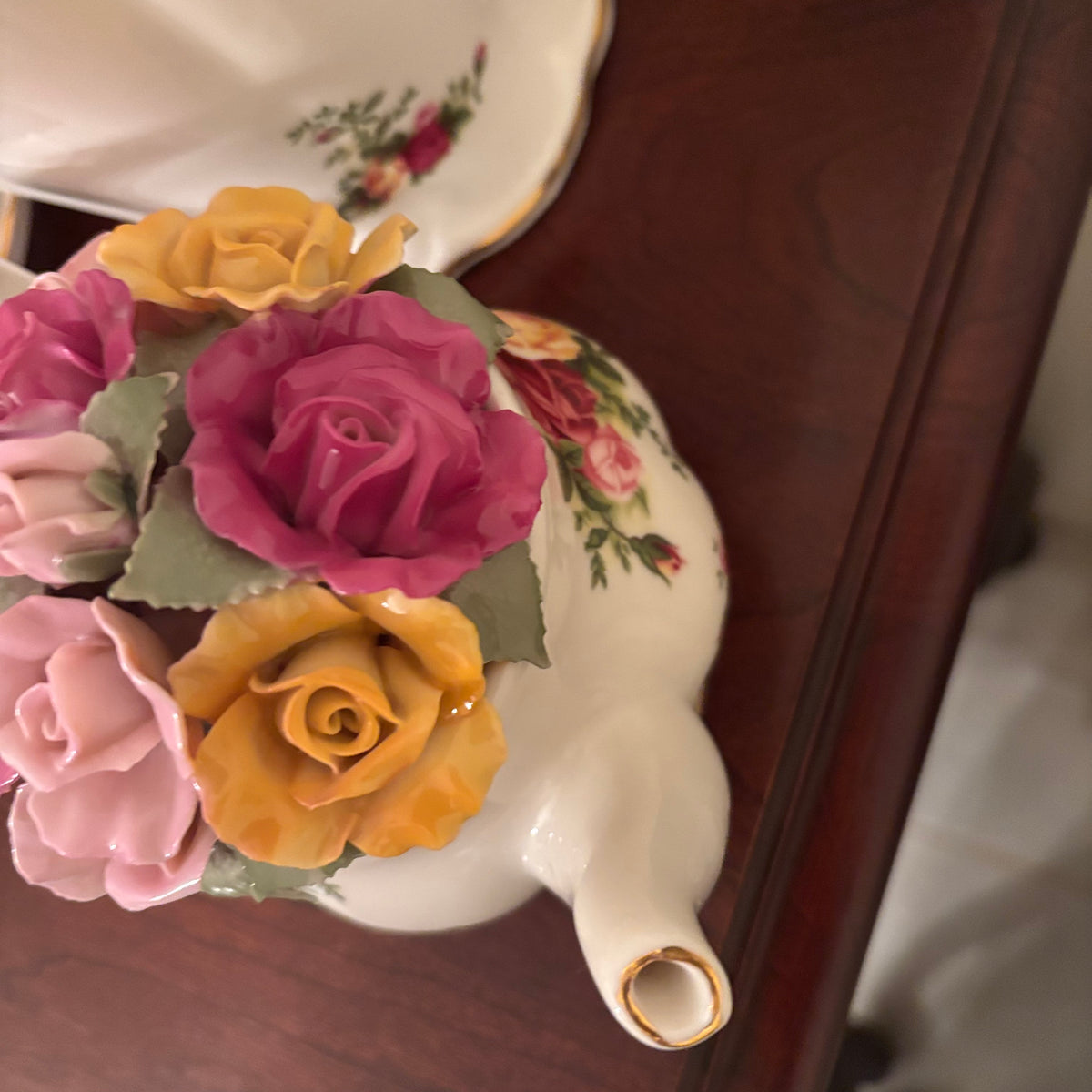 F112 Royal Albert Country Roses China Grouping (vase and tea cups)