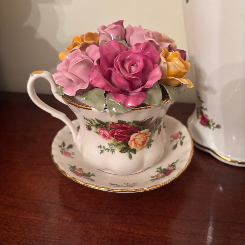 F112 Royal Albert Country Roses China Grouping (vase and tea cups)