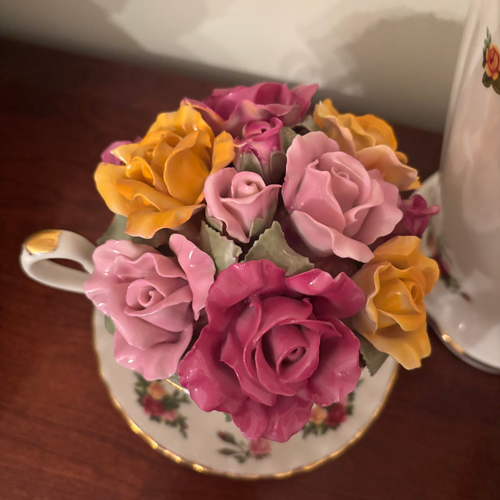 F112 Royal Albert Country Roses China Grouping (vase and tea cups)