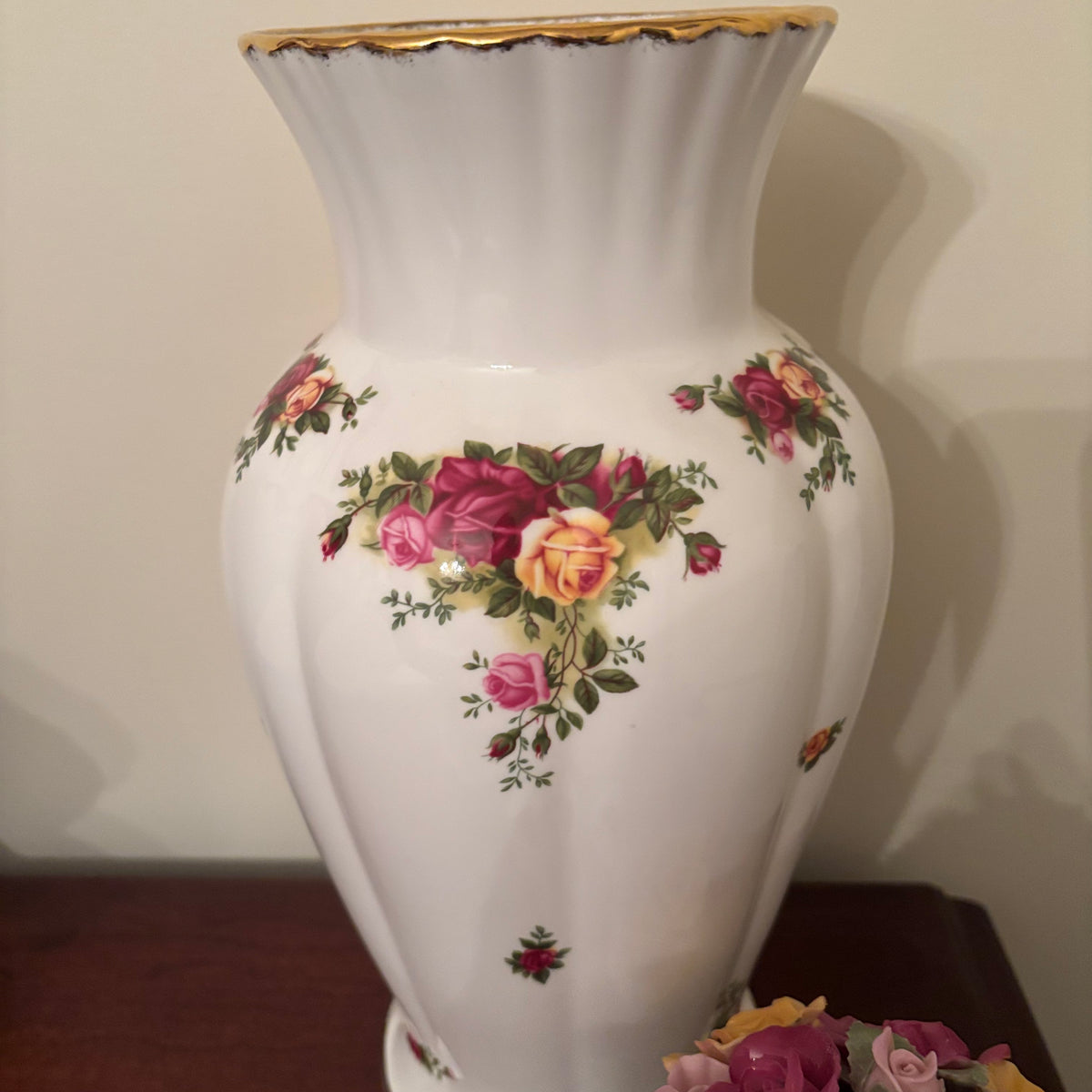 F112 Royal Albert Country Roses China Grouping (vase and tea cups)