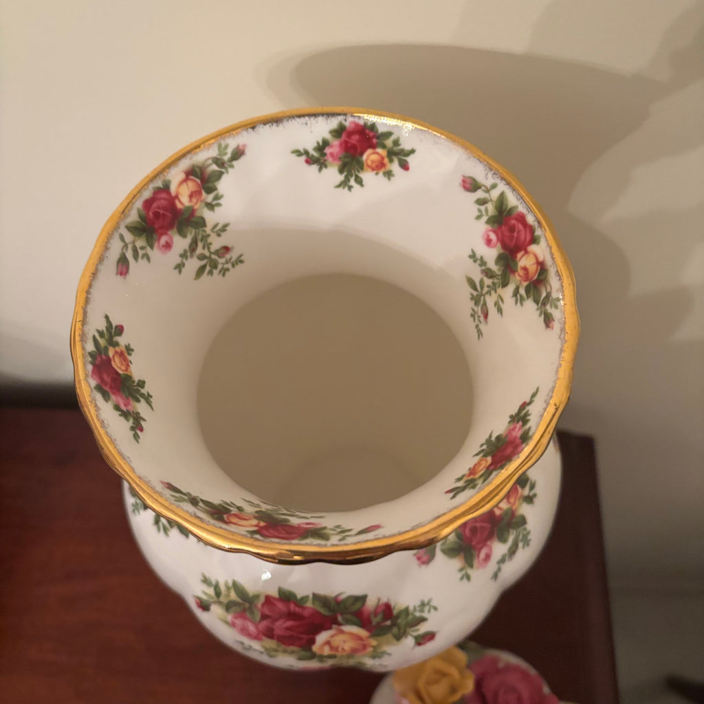 F112 Royal Albert Country Roses China Grouping (vase and tea cups)